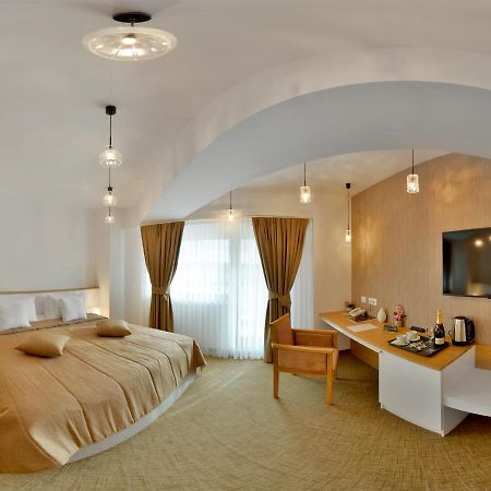 Hotel Condor ทูลเซีย ภายนอก รูปภาพ