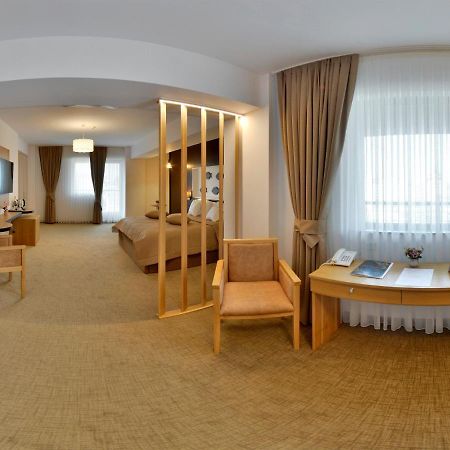 Hotel Condor ทูลเซีย ภายนอก รูปภาพ