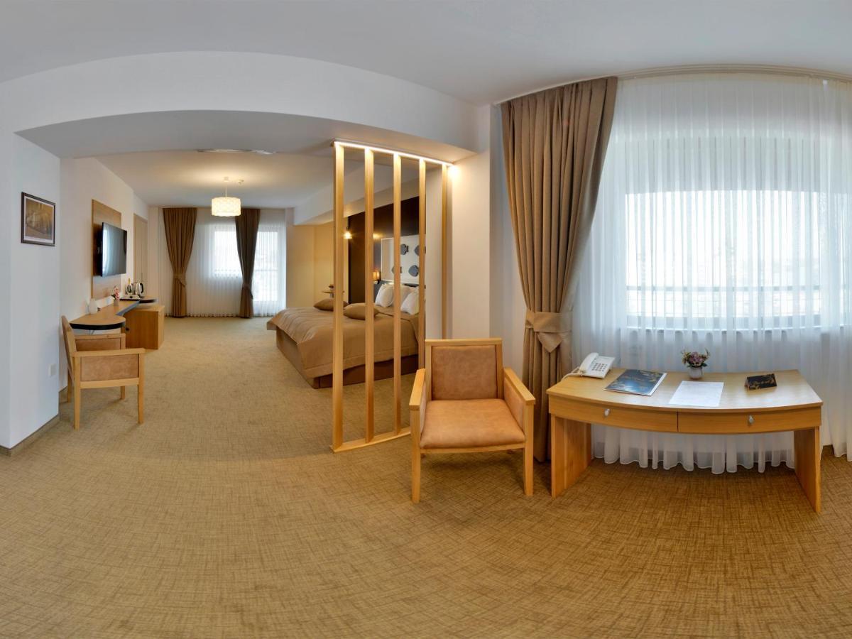 Hotel Condor ทูลเซีย ภายนอก รูปภาพ